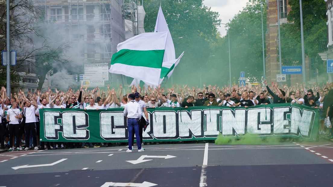 Een optocht van FC Groningen-supporters