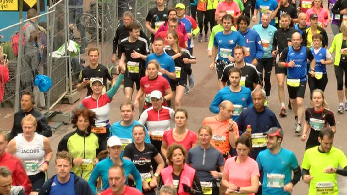 Beeld van het vertrek van de lopers die meedede aan de Marathon Leiden 2013
