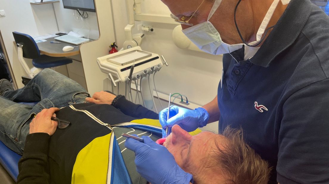 Vrijwillige tandarts Xander Meijs in actie
