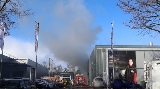 Brand bij autoschadebedrijf veroorzaakt zwarte rookwolken