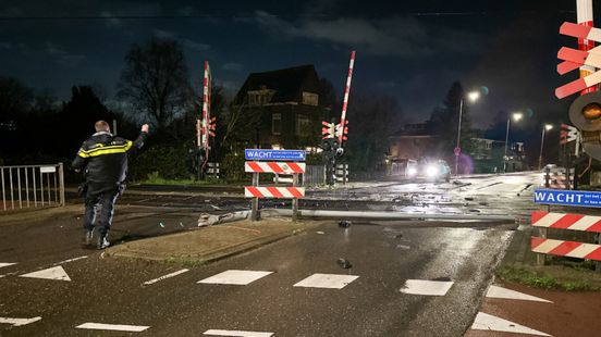 Metro-overgang vol brokstukken na ongeluk, bestuurder spoorloos. Metro-overgang vol brokstukken na ongeluk, bestuurder spoorloos.