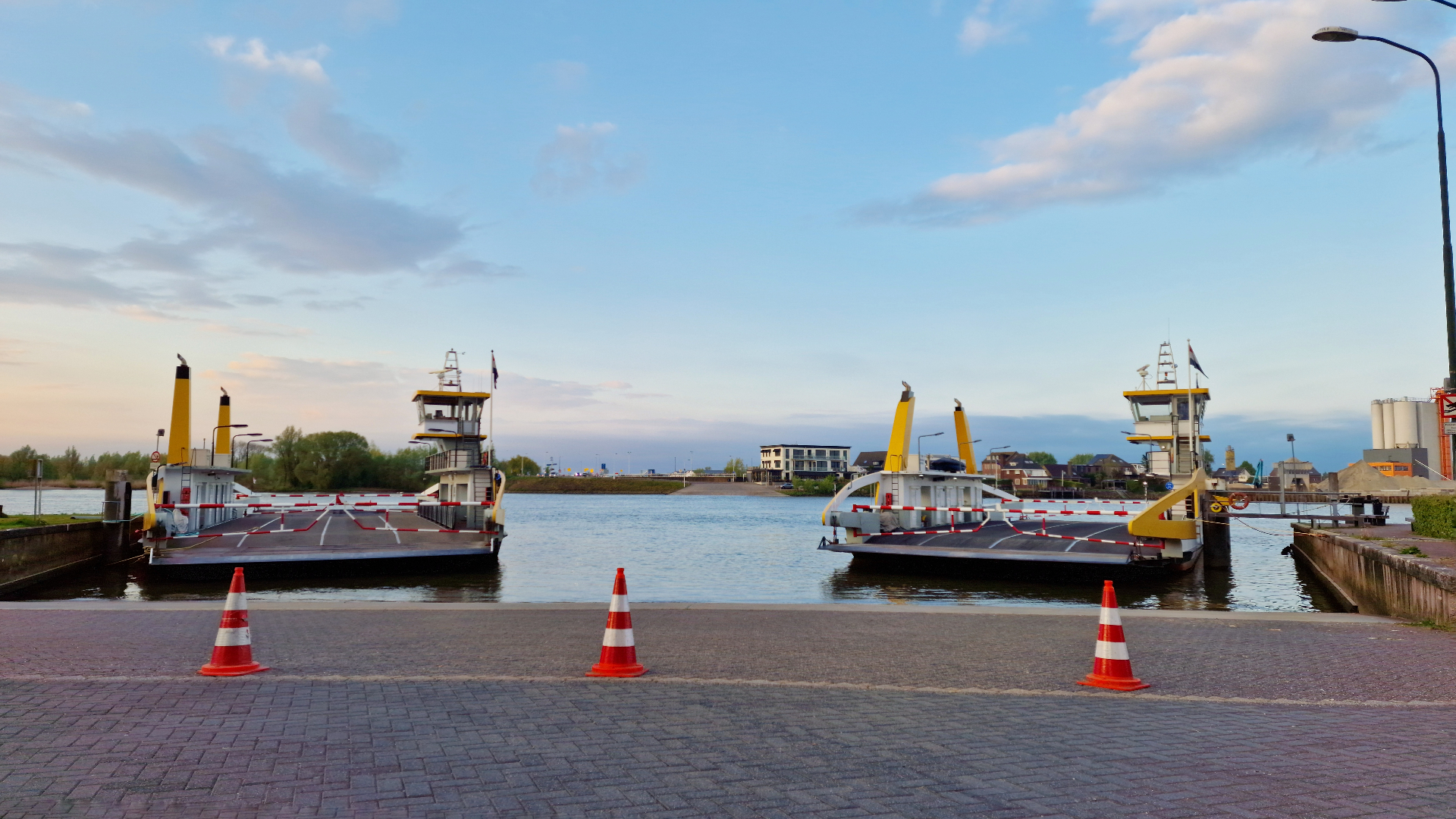 Het wordt flink omrijden voor reizigers tussen Groot-Ammers en Schoonhoven: beide ponten liggen eruit.