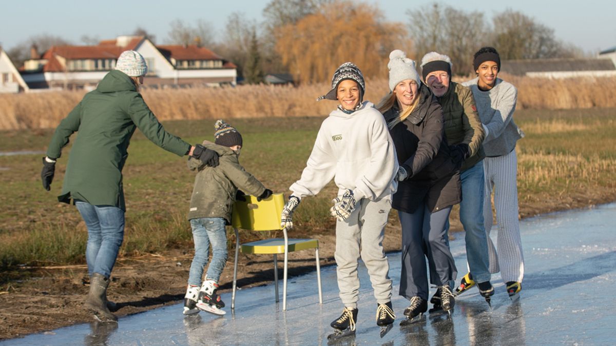Opa Cock (75) geeft kleinkinderen schaatsles
