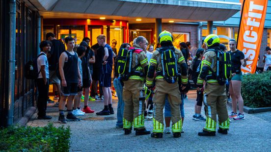 Zwembad, sporthal en sportschool ontruimd, geëvacueerden deels in badkleding naar buiten Home