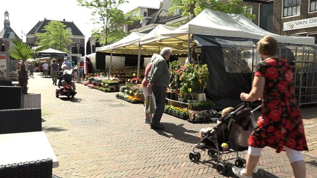 Zoals veel markten heeft de zaterdagmarkt in Tiel te maken met teruglopende belangstelling. De marktkooplui gaan nu zelfstandig verder. Los van de gemeente, met een commerciële marktmanager. Onder de vlag van de Markt van Morgen willen zij zo de warenmarkt nieuw elan geven.