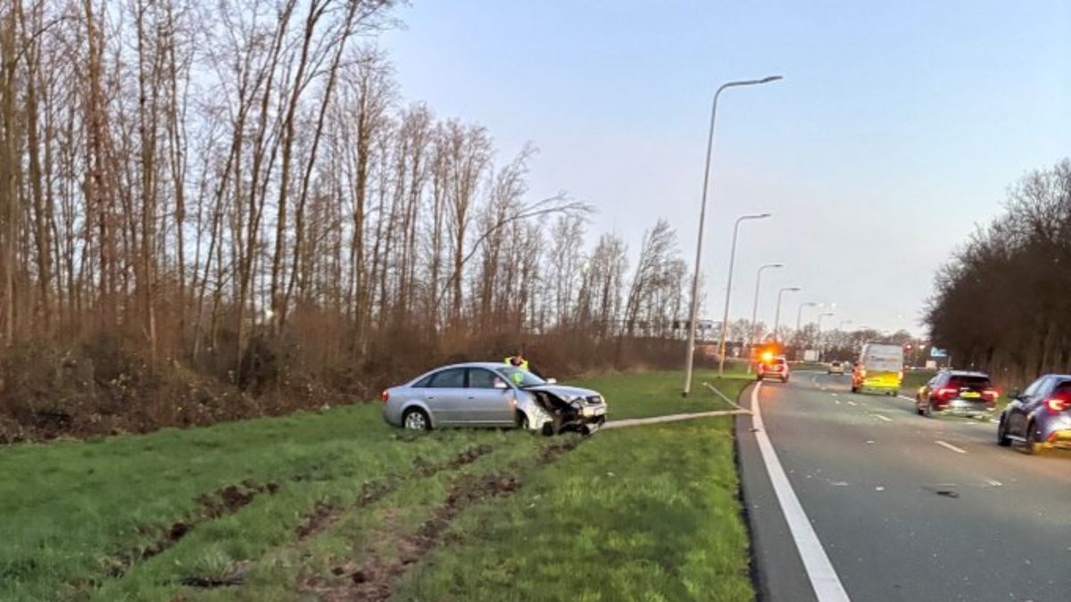 Auto ramt lantaarnpaal langs A2 bij Vianen, bijna uur vertraging richting Utrecht
