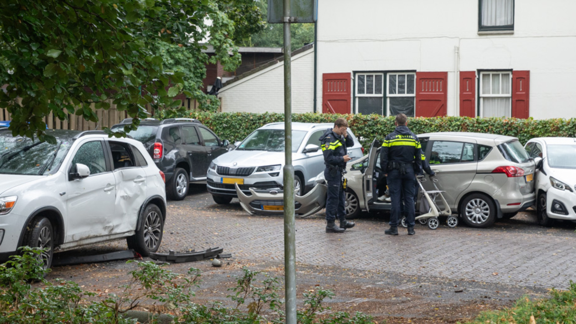 Oudere bestuurder ramt per ongeluk geparkeerde auto's in Baarn