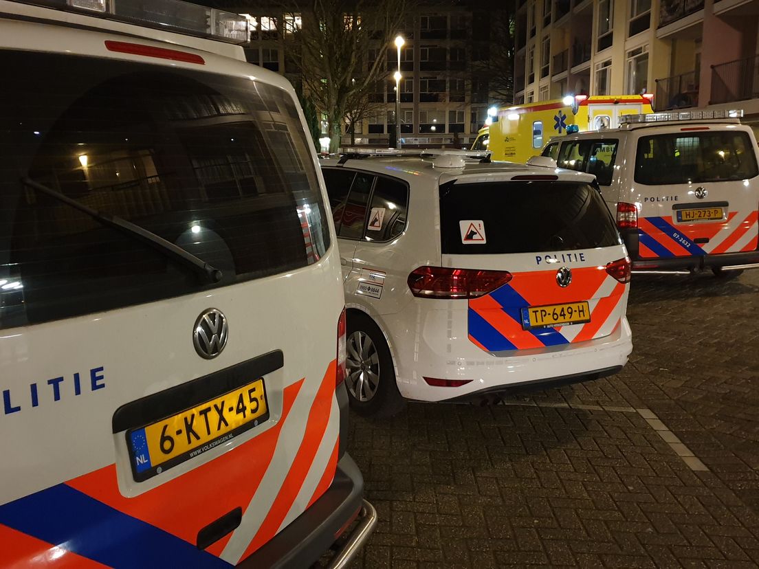 De politie rukte massaal uit voor de steekpartij in de Voltairestraat.