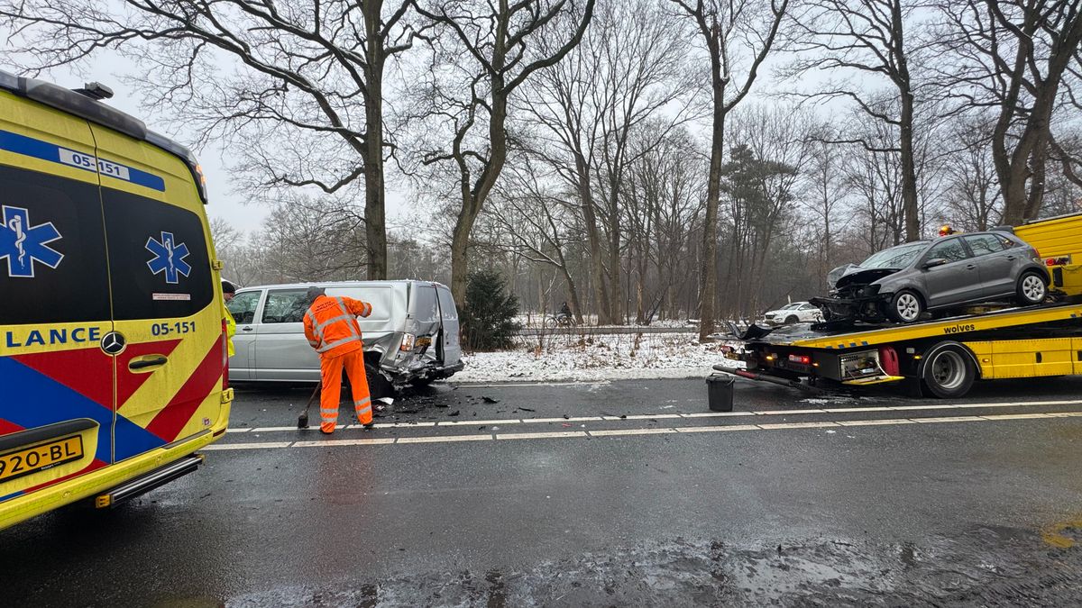 112 Nieuws: Automobilist bekneld op N35 bij Wierden | Gewonde bij kop-staartbotsing N350