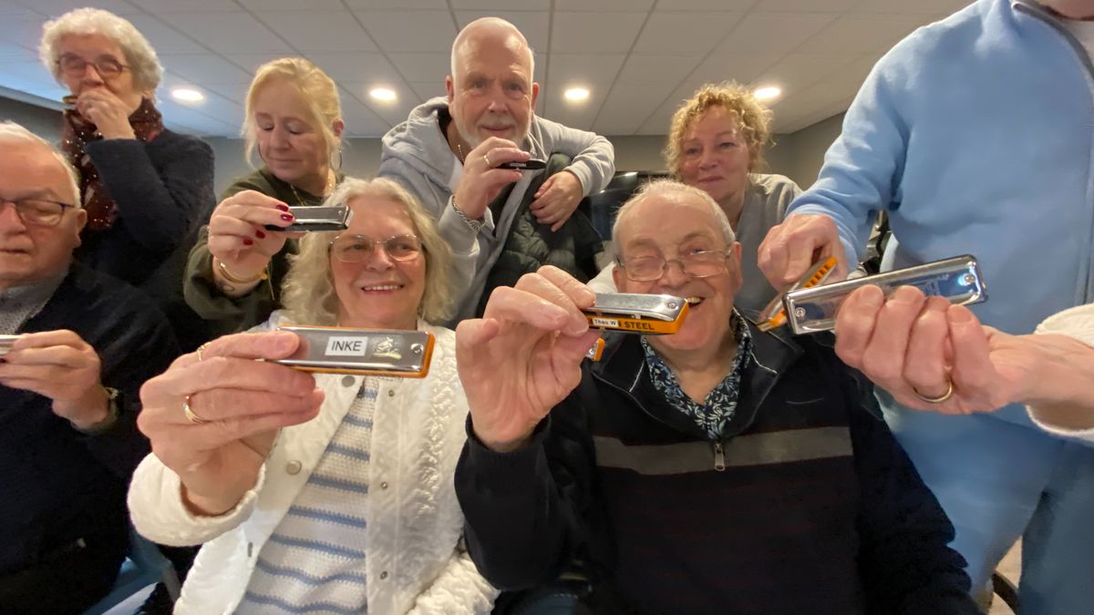 Longpatiënten in ademnood op zoek naar mondharmonicadocent: 'Het is heilzaam'