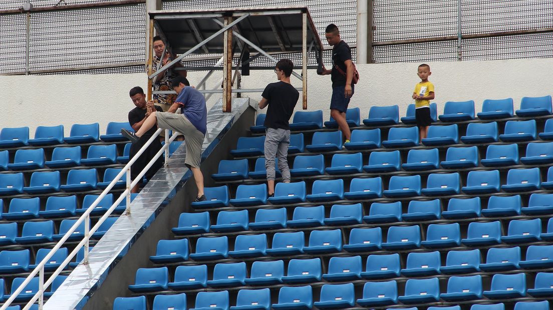 Er wordt hard gewerkt om het stadion klaar te maken voor het oefenduel van zaterdag