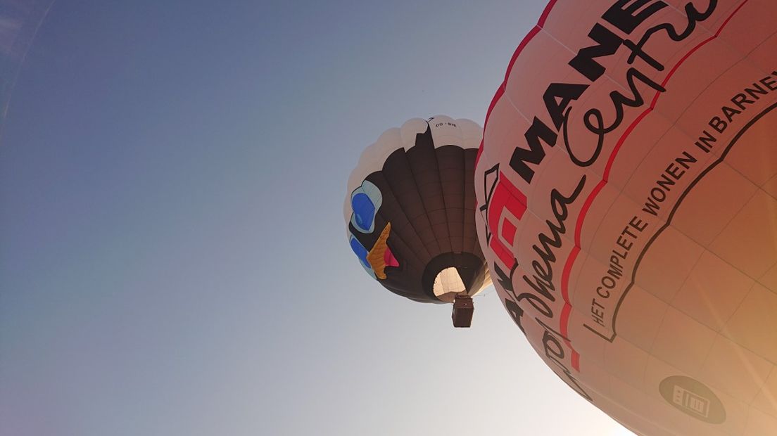 Dik 35 luchtballonnen stijgen er tot zaterdag dagelijks op vanuit Barneveld. Tijdens het jaarlijkse Ballonfiësta is het enorm druk in de lucht, maar ook op de weg. Want de ballonnen worden gevolgd door nieuwsgierige toeschouwers en natuurlijk de volgauto's.