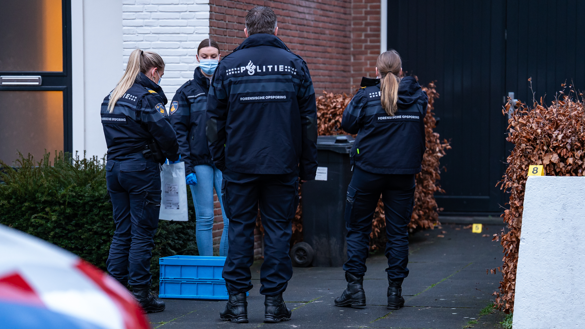 De politie doet onderzoek op de plek waar de vrouw werd geslagen.