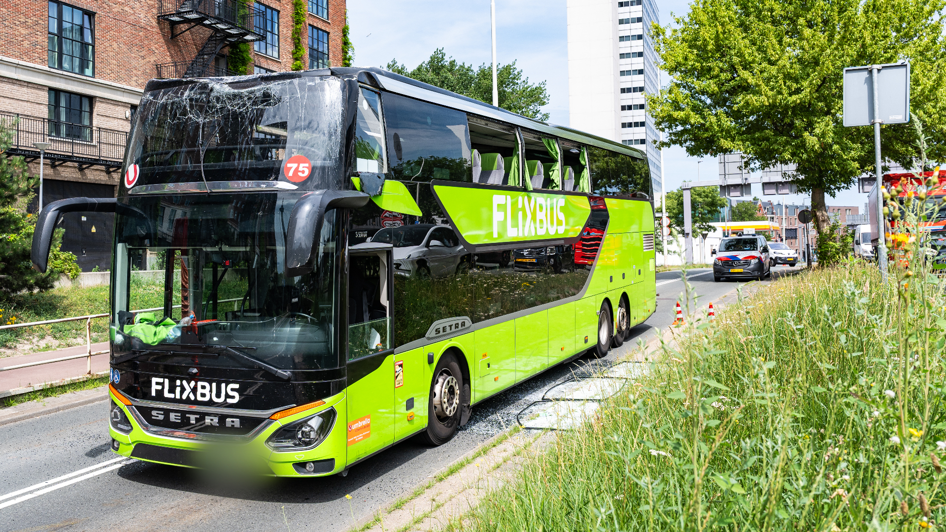 De bus hield flinke schade over aan het ongeluk.