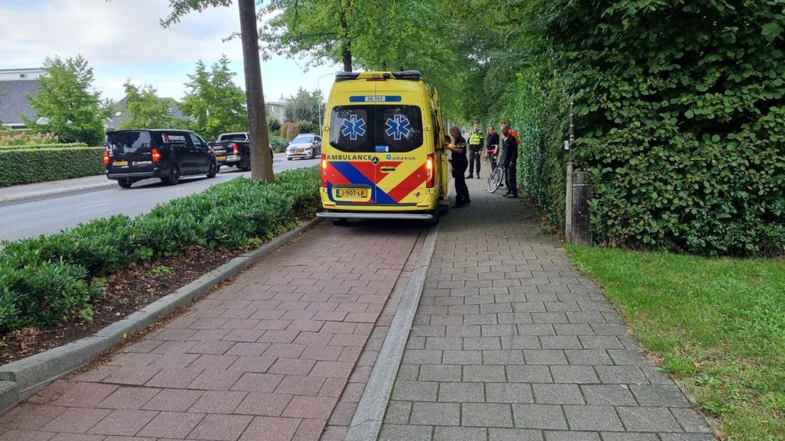 Ambulancepersoneel heeft de man naar het ziekenhuis gebracht.