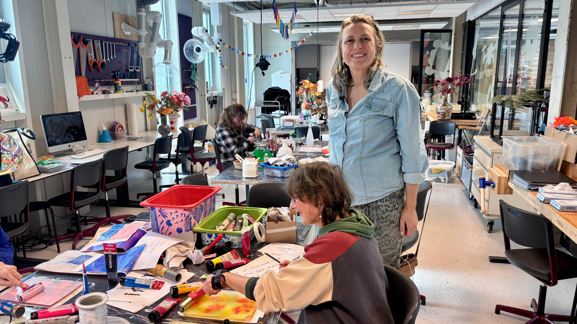 Door middel van vazen versieren mensen met een lichamelijke uitdaging betrekken bij de samenleving. Dat is het doel van Power Flower Stories.