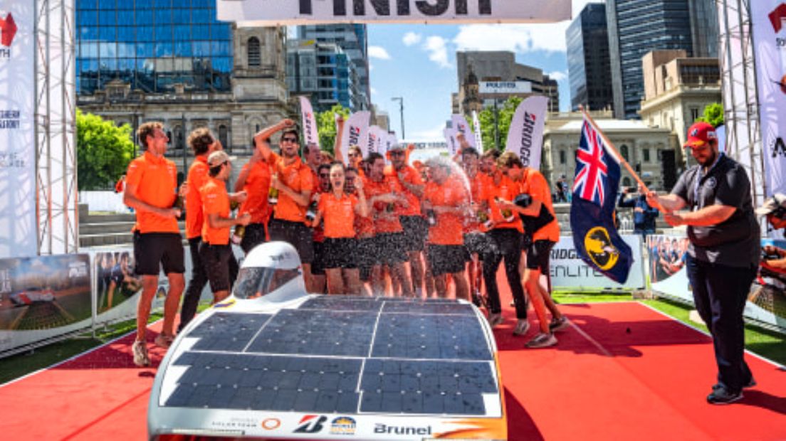 Het Brunel Solar Team bij de finish van de Bridgestone World Solar Challenge 2023.