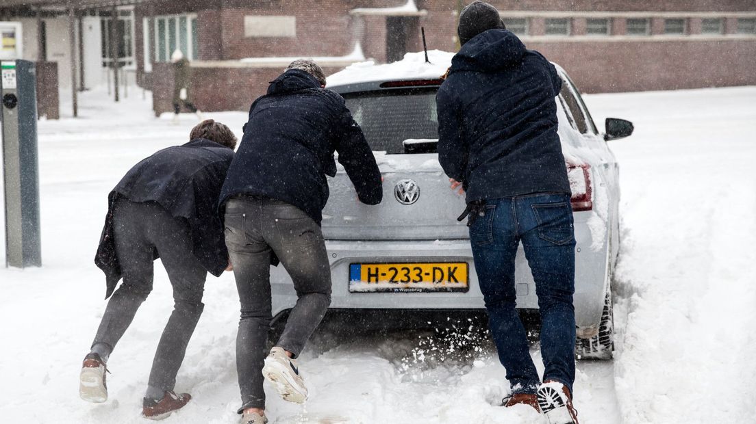Een auto in Den Haag wordt aangeduwd