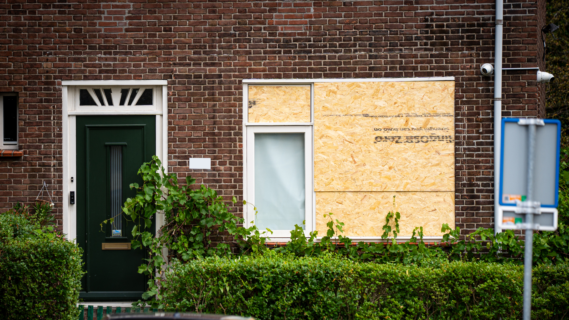 De beschoten woning aan de Groene Hilledijk in Rotterdam-Zuid