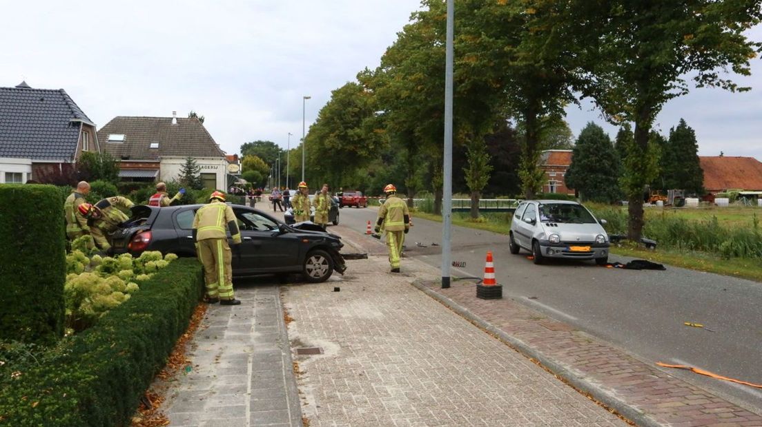 De auto's botsten op elkaar op het Zuiderdiep