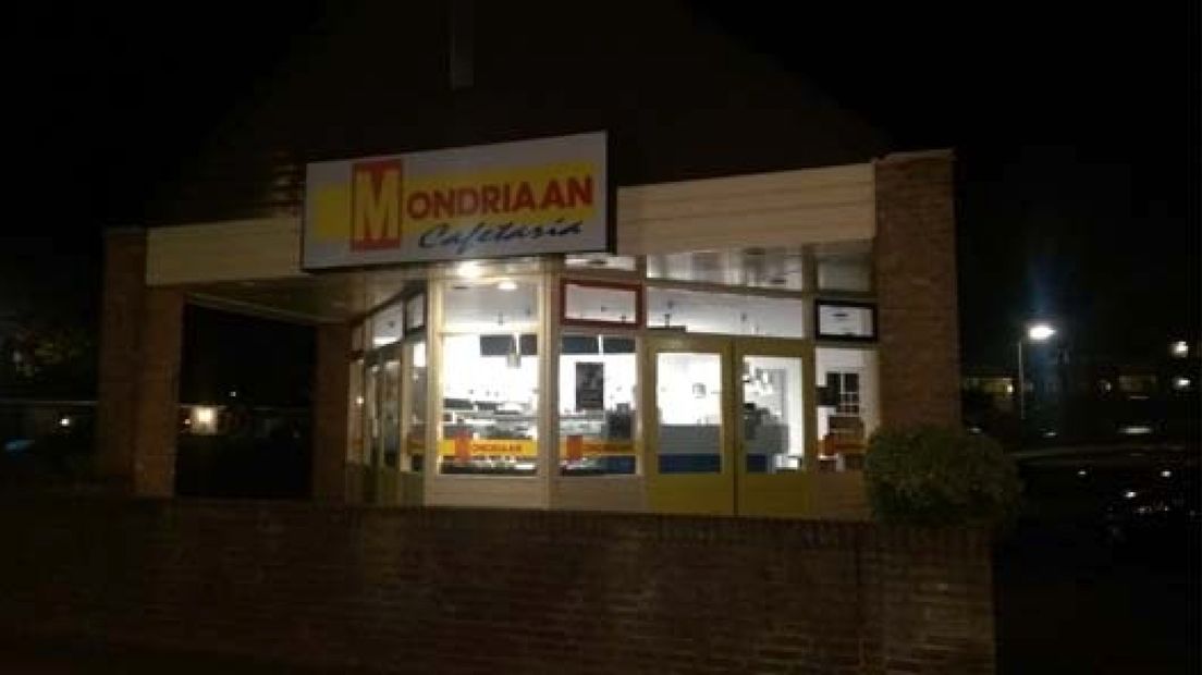 Snackbar Mondriaan aan de Mondriaanstraat in Duiven is zondagavond overvallen.
