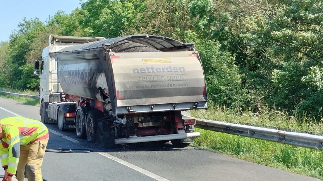 Op de A18 vloog deze vrachtwagen in brand.