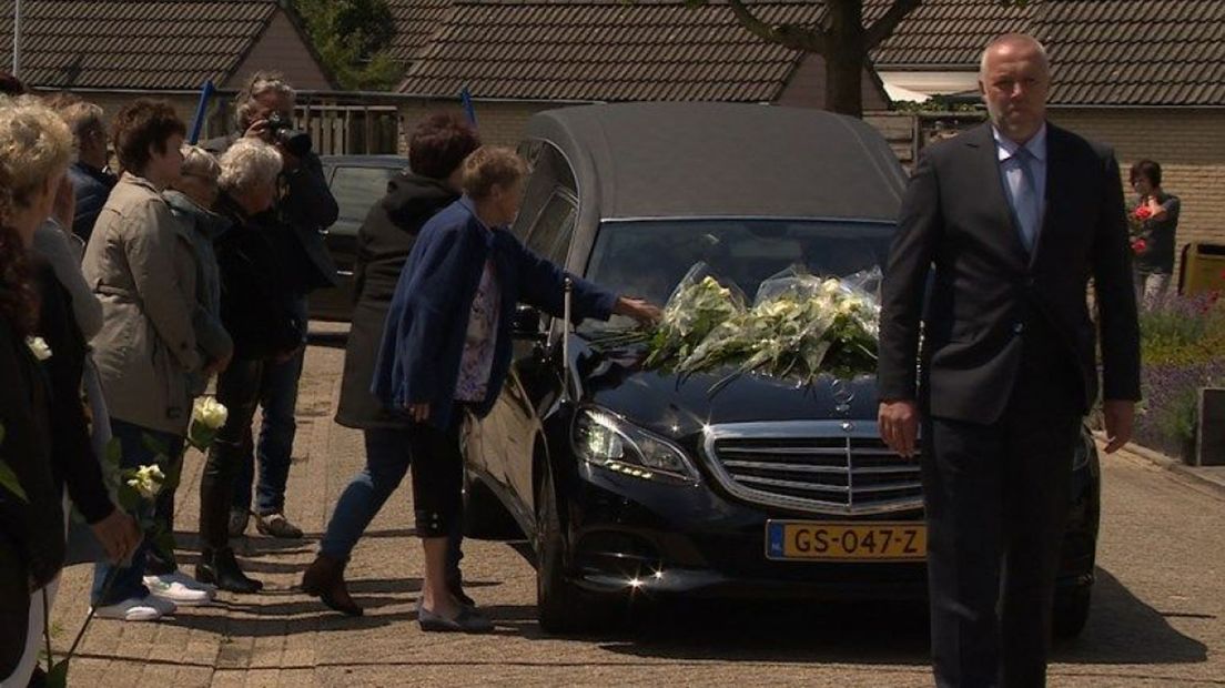 Witte rozen bij de uitvaart van Shelley.