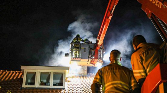 Vlammen slaan uit schoorsteen bij woning in Arnhem