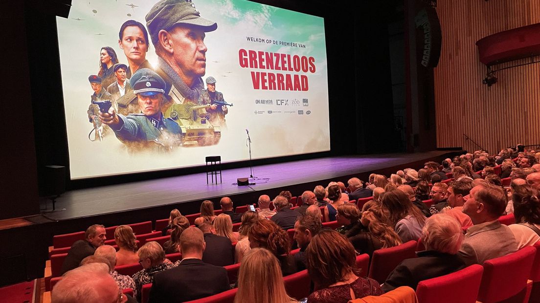 Een bomvolle zaal in het Atlas Theater