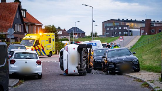 Auto vliegt uit de bocht en belandt gekanteld op de weg. Auto vliegt uit de bocht en belandt gekanteld op de weg.