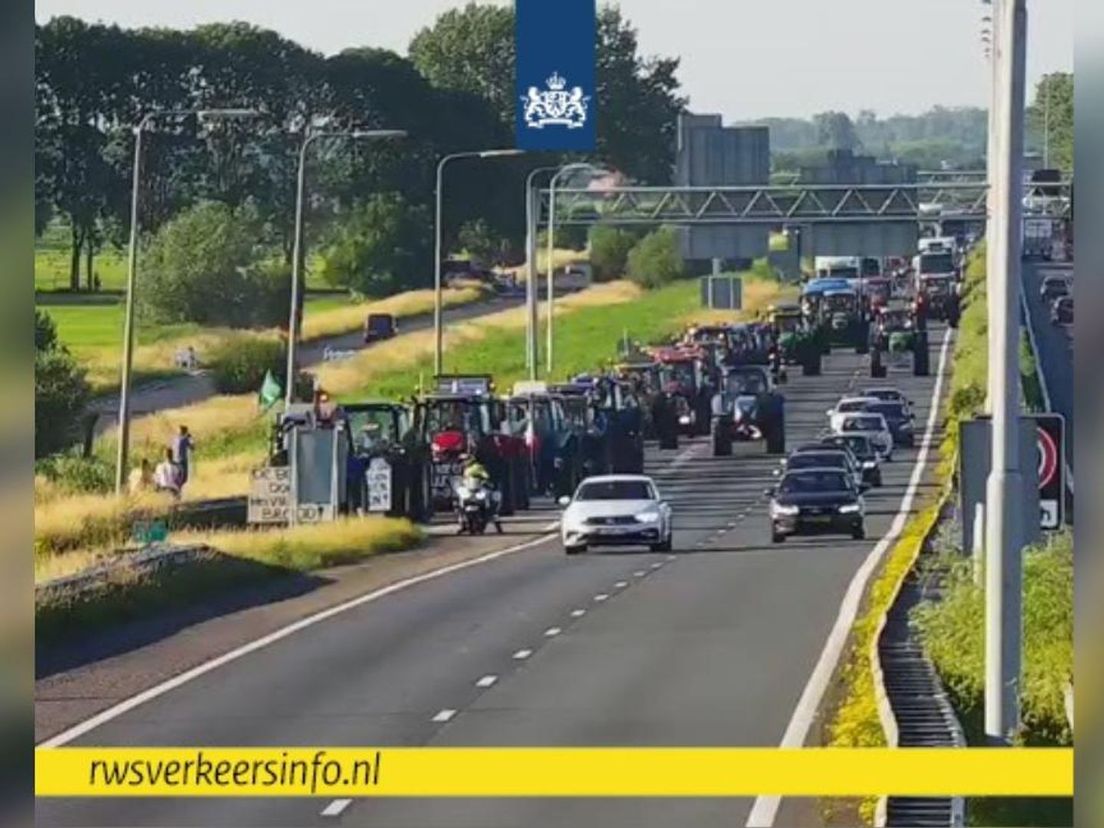 File op de A27 door tractoren die na het protest over de snelweg rijden