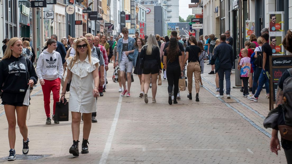 Winkelend publiek in de Herestraat in de stad Groningen