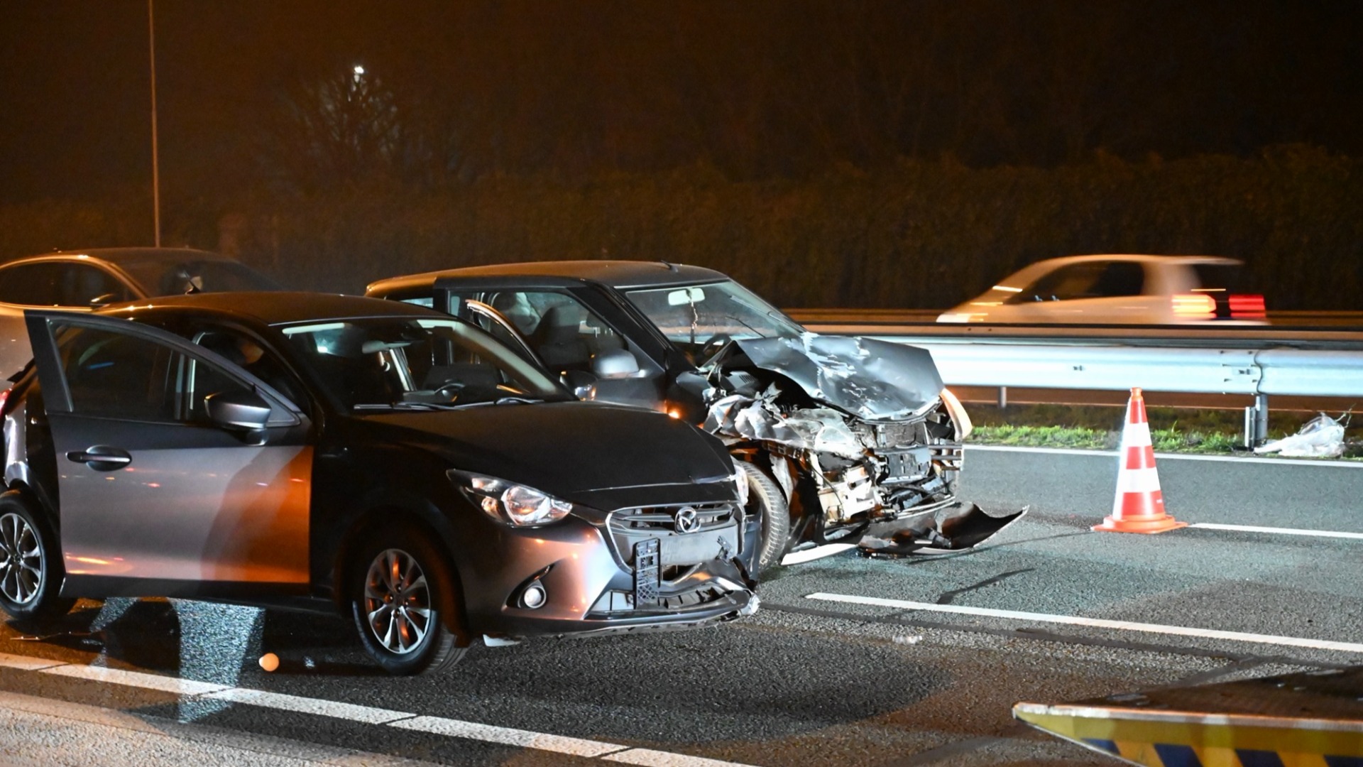Auto knalt op file op A2 bij Hagestein