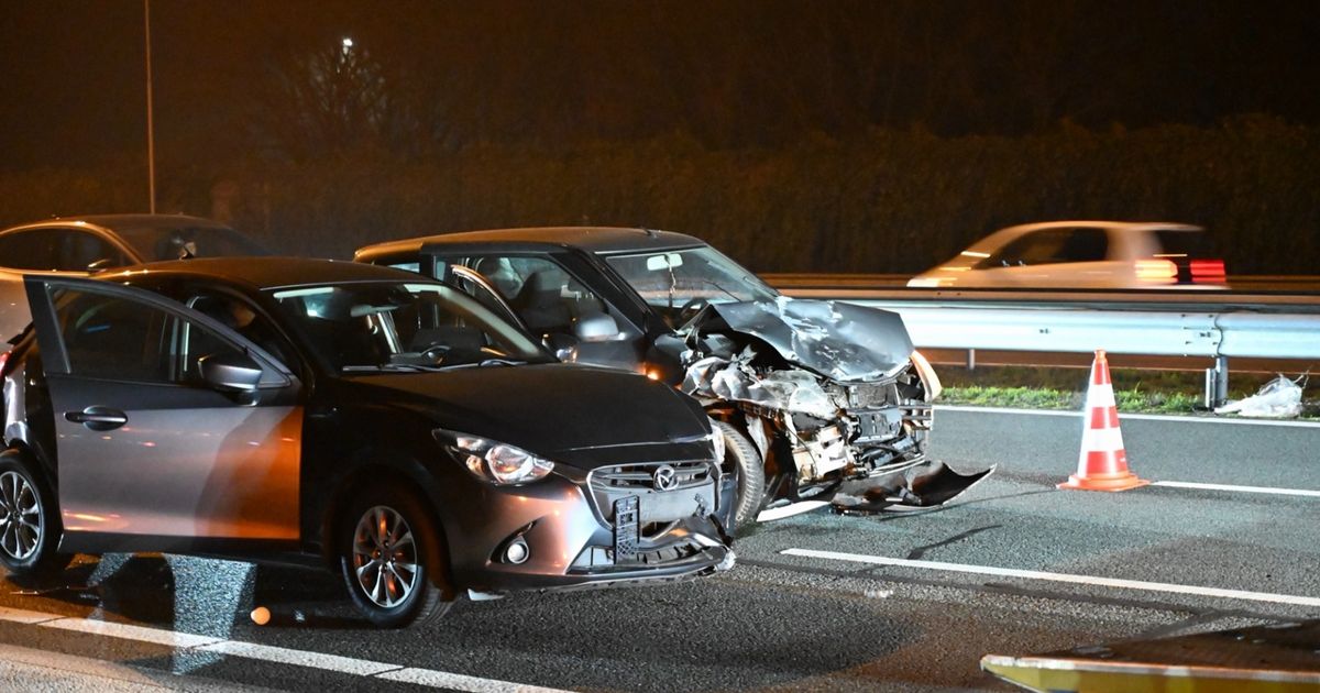 112 ニュース: A2 で車が渋滞に衝突 |警察が現金の山を発見