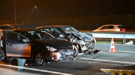 Auto op zijkant na ongeval: gewonde naar het ziekenhuis. Auto op zijkant na ongeval: gewonde naar het ziekenhuis.