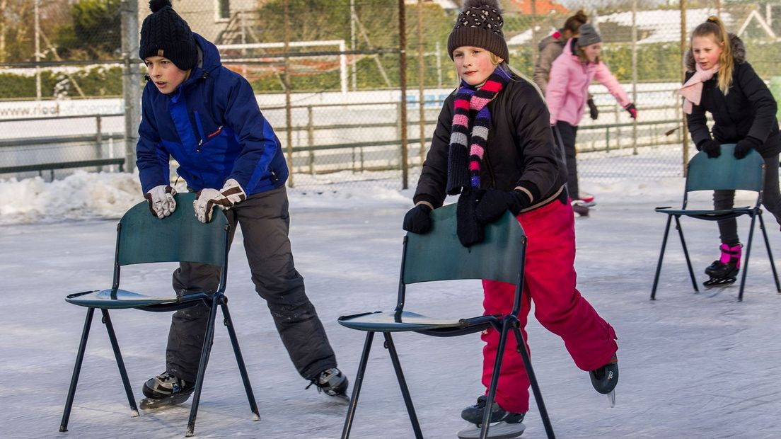 Kinderen schaatsen op de ijsbaan