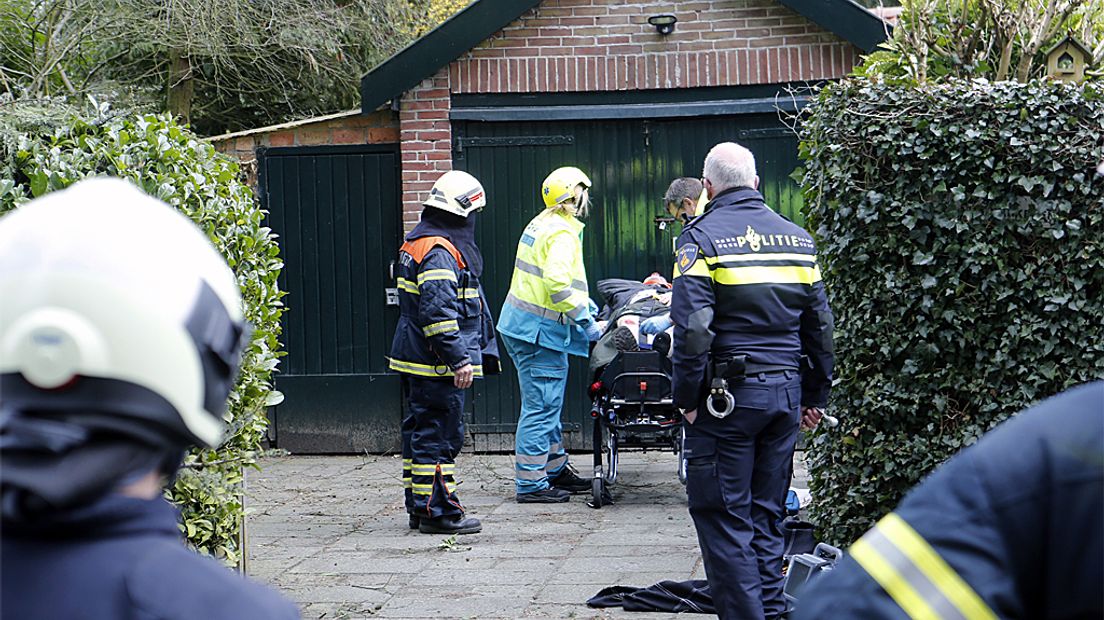 Hulpdiensten hebben in Soest een man bevrijd die onder een omgewaaide boom bekneld raakte.