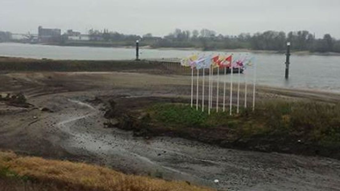 Dat het waterpeil in de Rijn flink is gestegen, blijkt wel uit de foto's die we kregen van Monica Van Vossen Van Leur uit Spijk (zie boven).