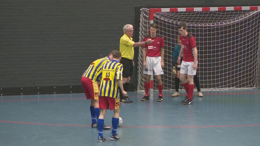Niet voetballers, maar scheidsrechters strijden om districtsbeker zaalvoetbal in Kampen
