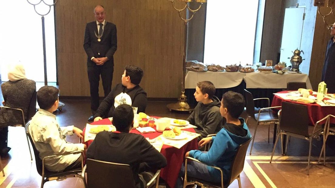 Kinderen ontbijten met burgemeester Enschede