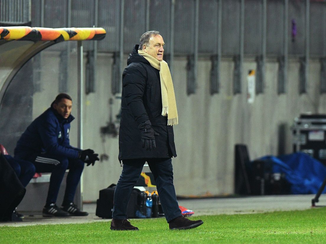 Dick Advocaat tijdens het Europa League-duel met Wolfsberger AC.
