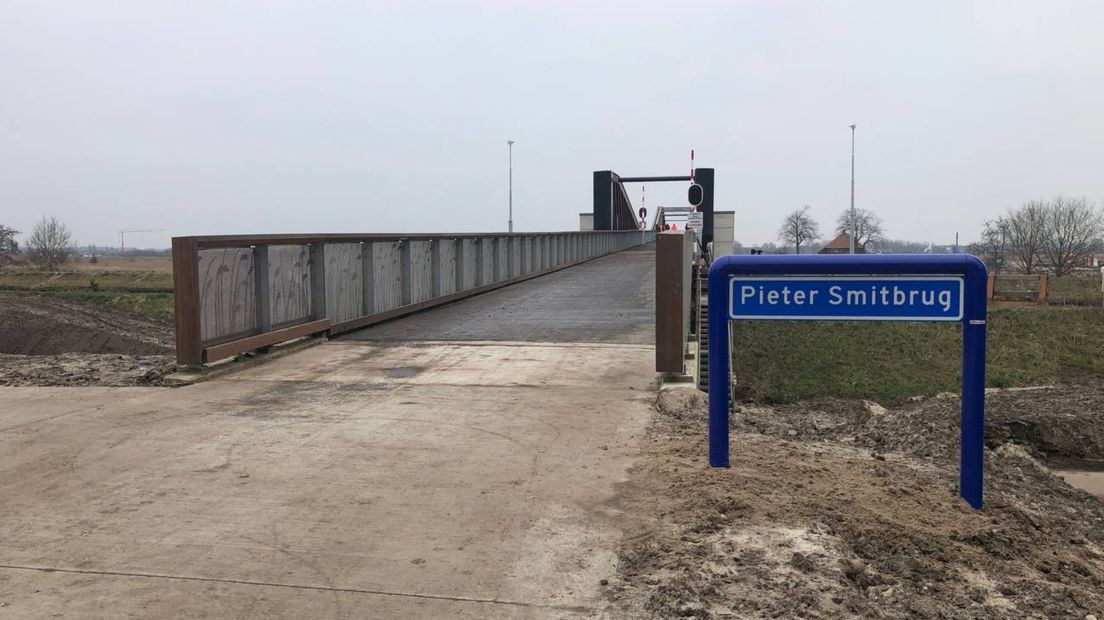 Het naambord bij de nieuwe brug