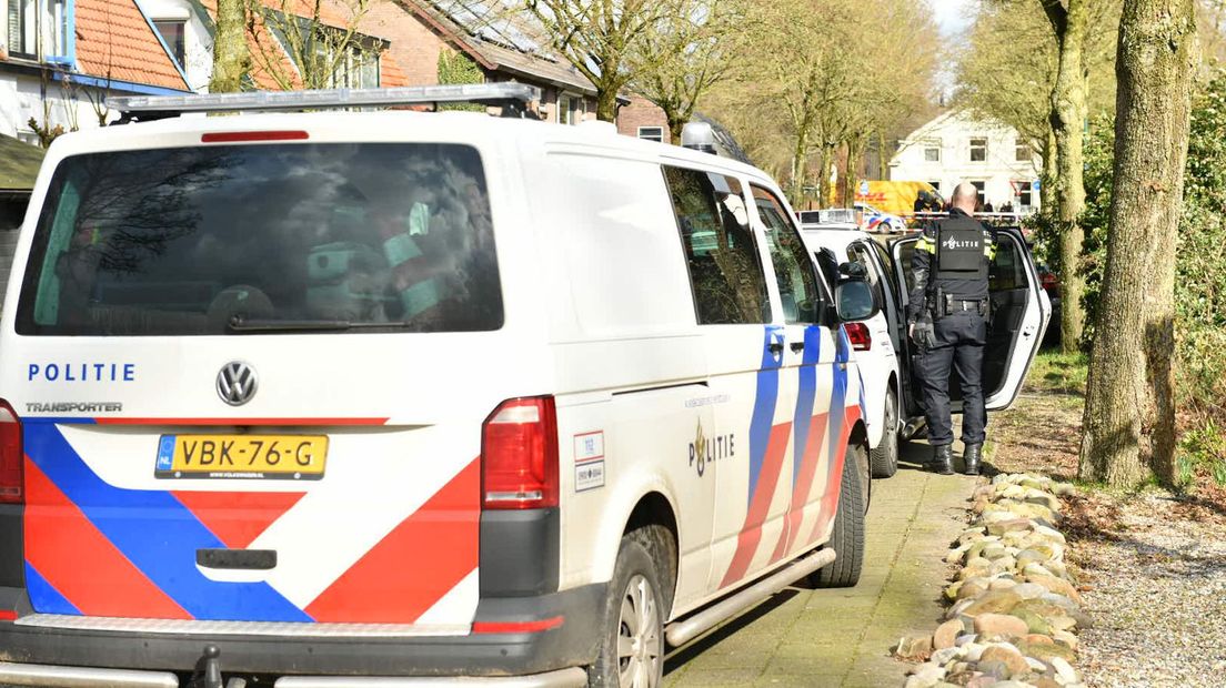 De politie in de Vredeoordlaan in Leersum