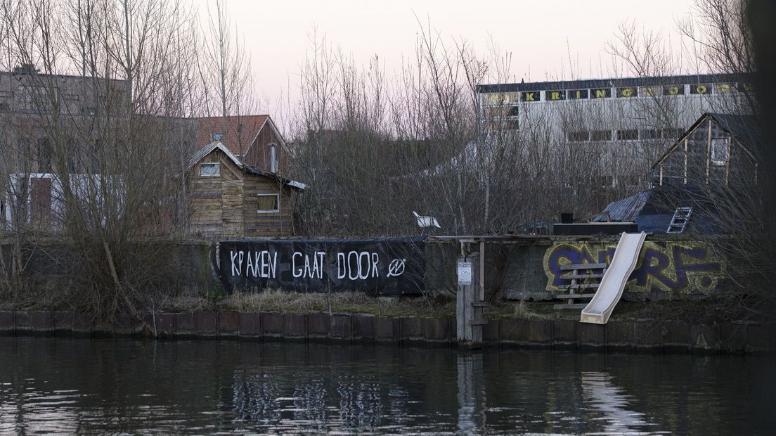 Het Befu-terrein vanaf het kanaal. Links is de gezamenlijke blokhut te zien