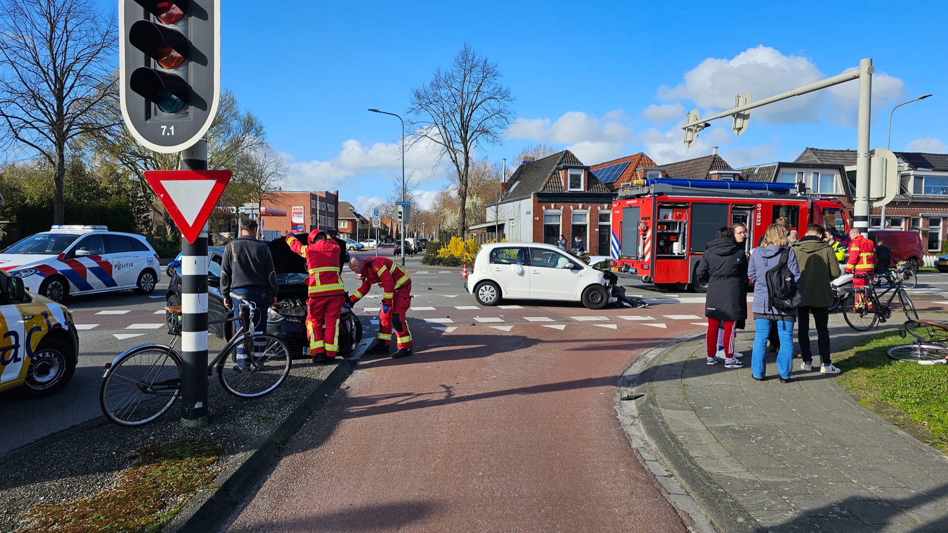 112-nieuws zaterdag 16 maart: Gewonde bij aanrijding • Dertien rood licht-boetes • Speeltoestel verwoest door brand