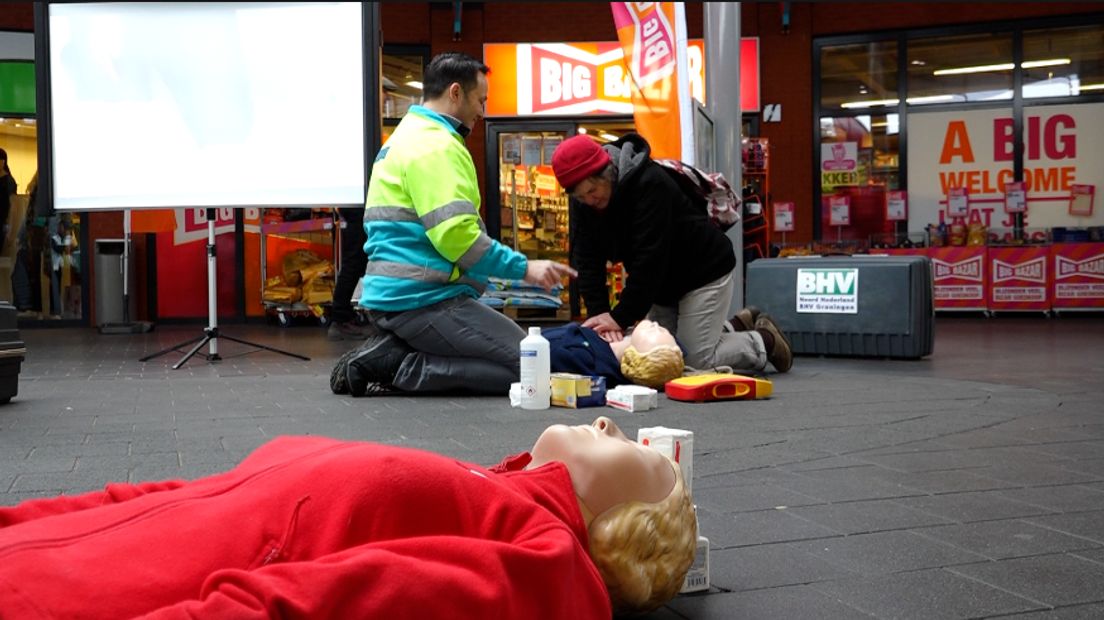 In het winkelcentrum worden poppen gereanimeerd (Rechten: RTV Drenthe)