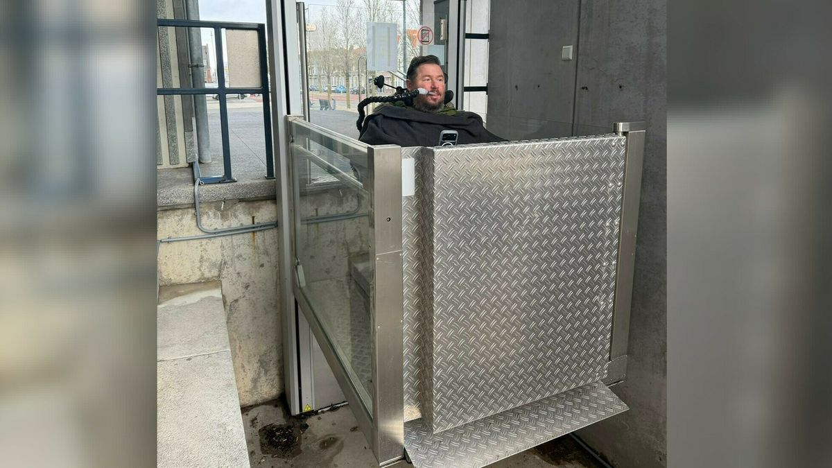 Rolstoeler Frank zat een uur vast in buitenlift van gemeentehuis Vlissingen: 'Ik kon de grap er wel 