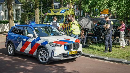 Bestuurder bakwagen naar ziekenhuis na botsing met graafmachine. Bestuurder bakwagen naar ziekenhuis na botsing met graafmachine.