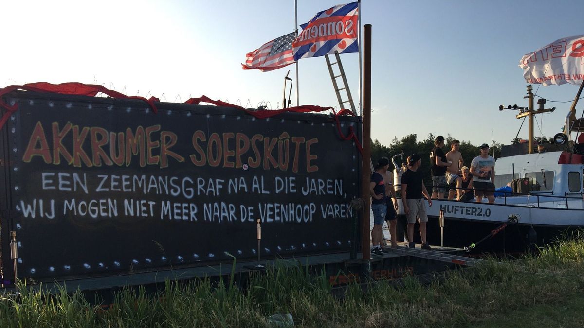 Ludiek protest: Akkrumer Sûpskûte in 'uitvaart' naar De Veenhoop