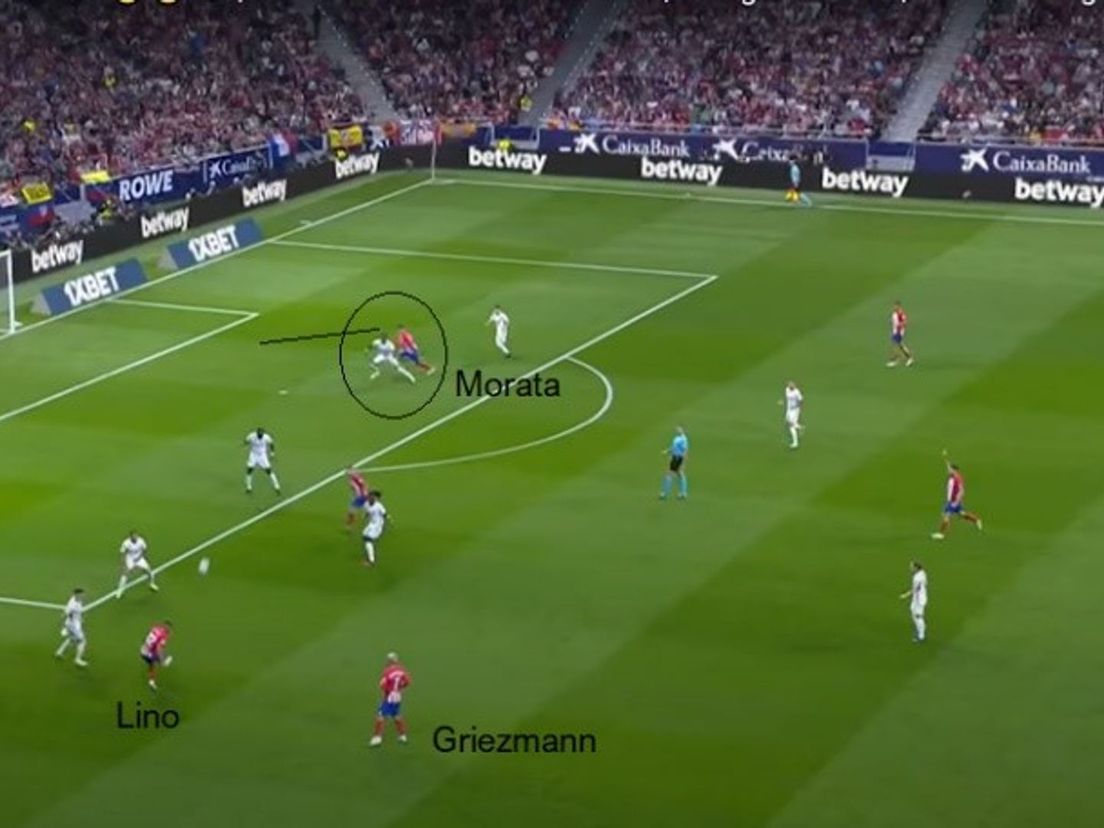 Lino draait de bal in, waarna Morata de 1-0 binnenkopt.